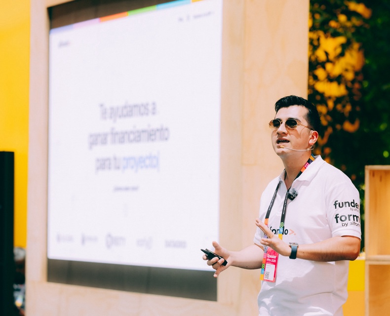 Nico dando una charla